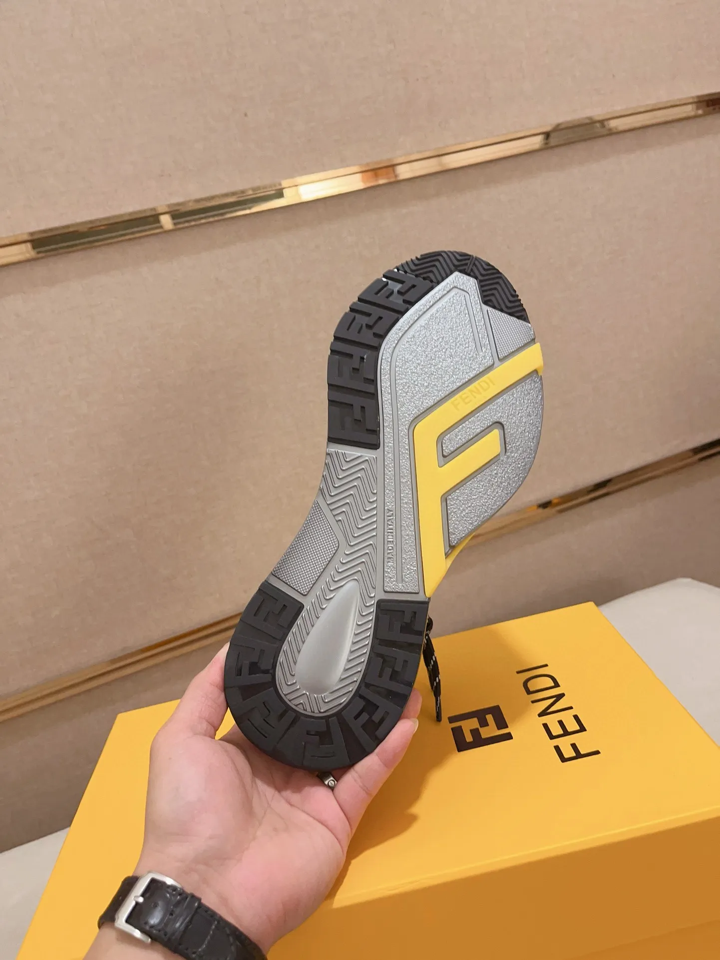 Men's shoes💰: 540💰(Higher version) [Fendi] Fendi's latest casual shoes for men! Available at counters simultaneously! A one-to-one replica of the original. Made entirely of imported top-grain calfskin, the interior is made of top-grain water-dyed cowhide, and the original factory-supplied rubber outsole. Leading new fashion concepts. Matching code: 38-44. 45 can be customized and non-returnable!